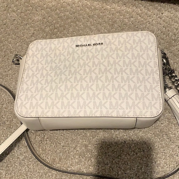 Michael Kors Handbags - Michael kors crossbody.